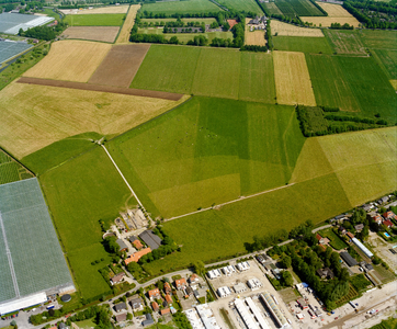 840485 Luchtfoto van een boerderijcomplex (links) aan de Groenedijk te De Meern (gemeente Vleuten-De Meern), uit het ...